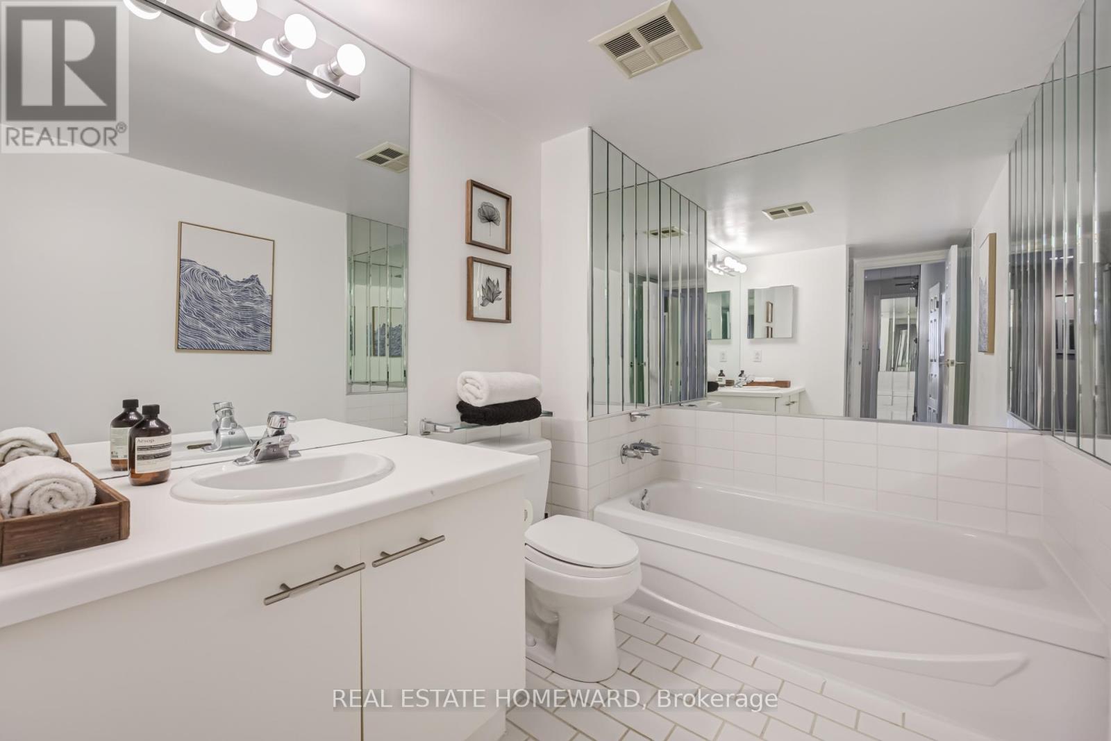 1712 - 25 The Esplanade, Toronto, Ontario  M5E 1W5 - Photo 17 - C12943240