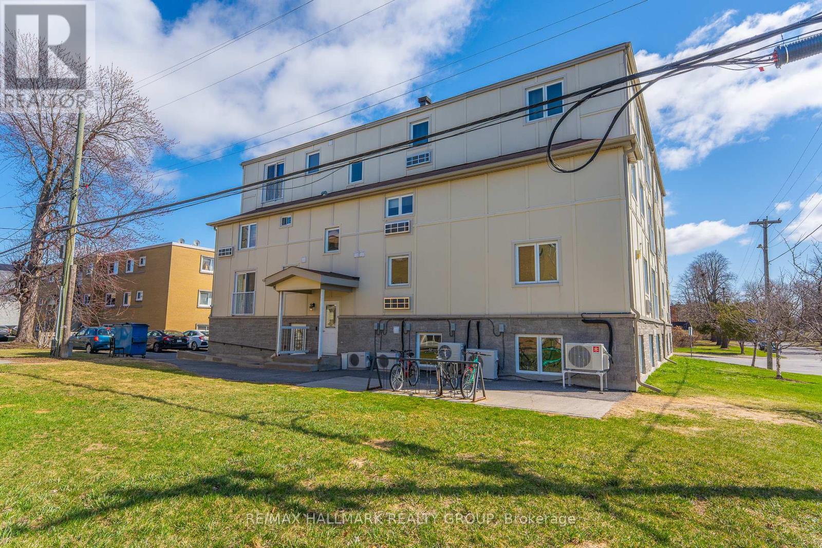 401 - 646 Cummings Avenue, Ottawa, Ontario  K1K 2K6 - Photo 3 - X12943076