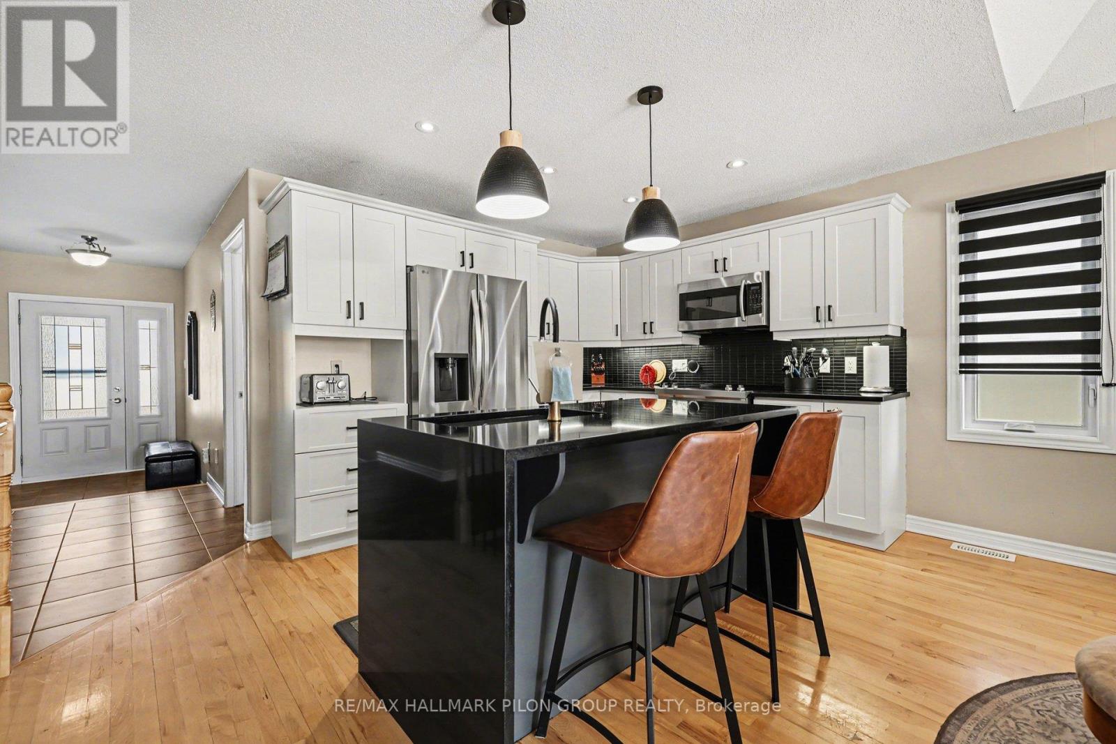 18 Abbey Crescent, Russell, Ontario  K4R 0B5 - Photo 2 - X12943124