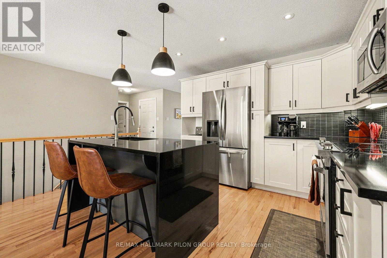 18 Abbey Crescent, Russell, Ontario  K4R 0B5 - Photo 4 - X12943124