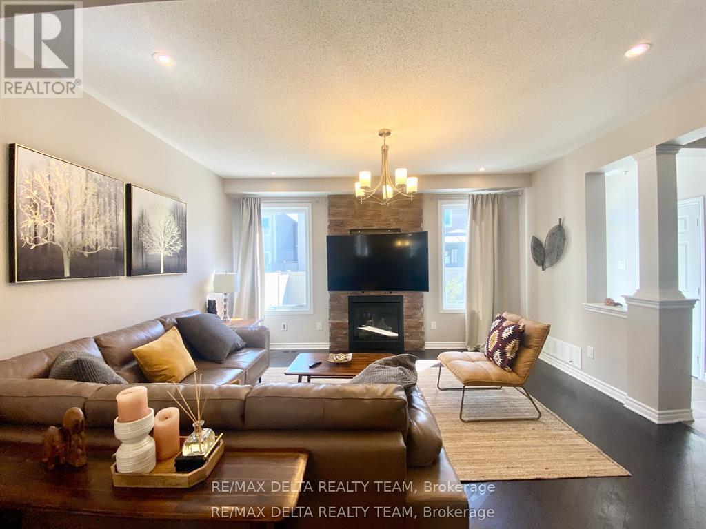 66 Escallonia Court, Ottawa, Ontario  K2S 0W9 - Photo 2 - X12943256