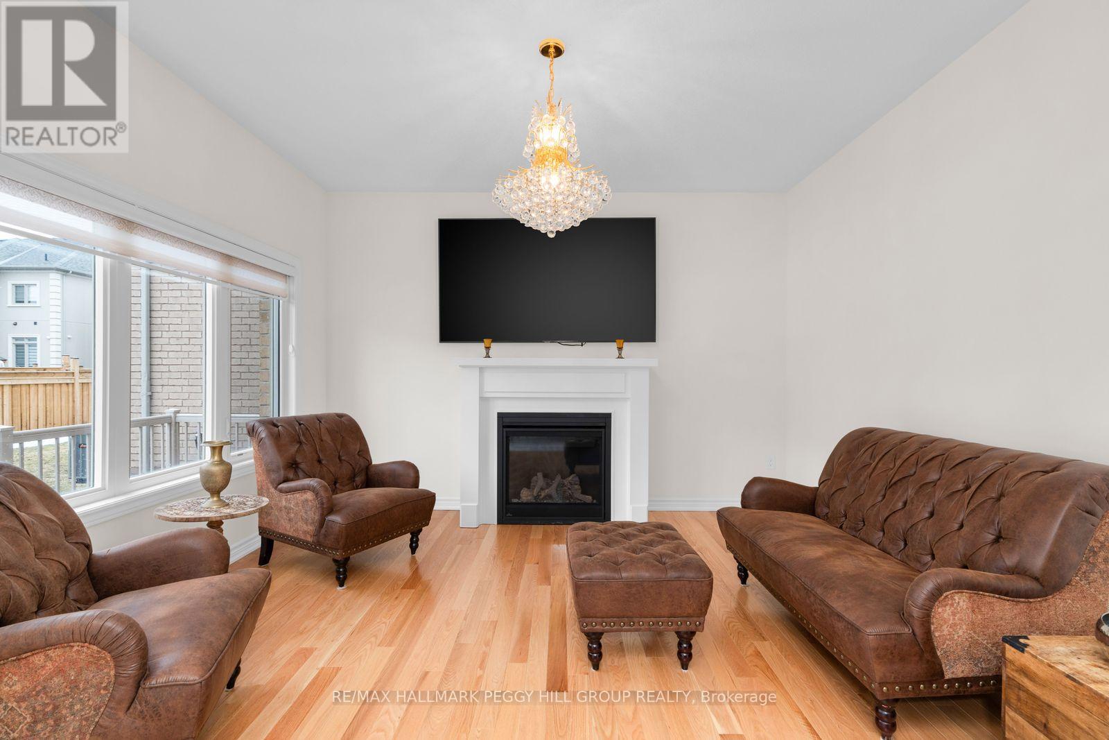 34 Valleo Street, Georgina, Ontario  L4P 0K1 - Photo 5 - N12943242