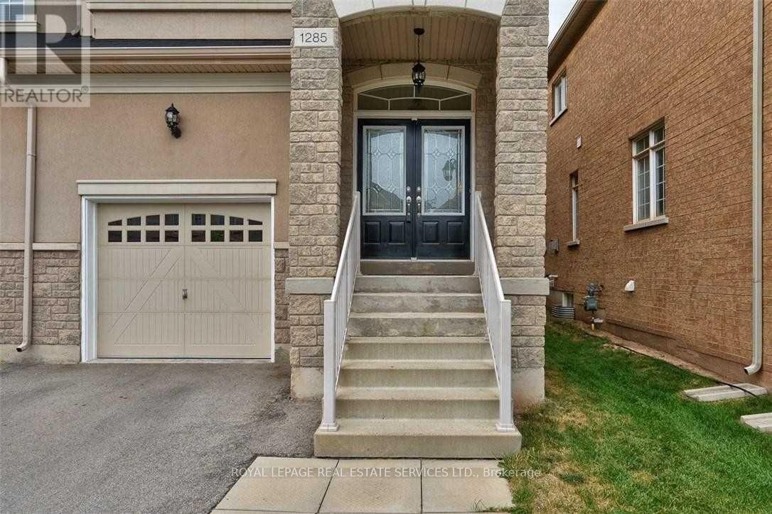 1285 Jezero Crescent, Oakville, Ontario  L6H 0B5 - Photo 2 - W12943126