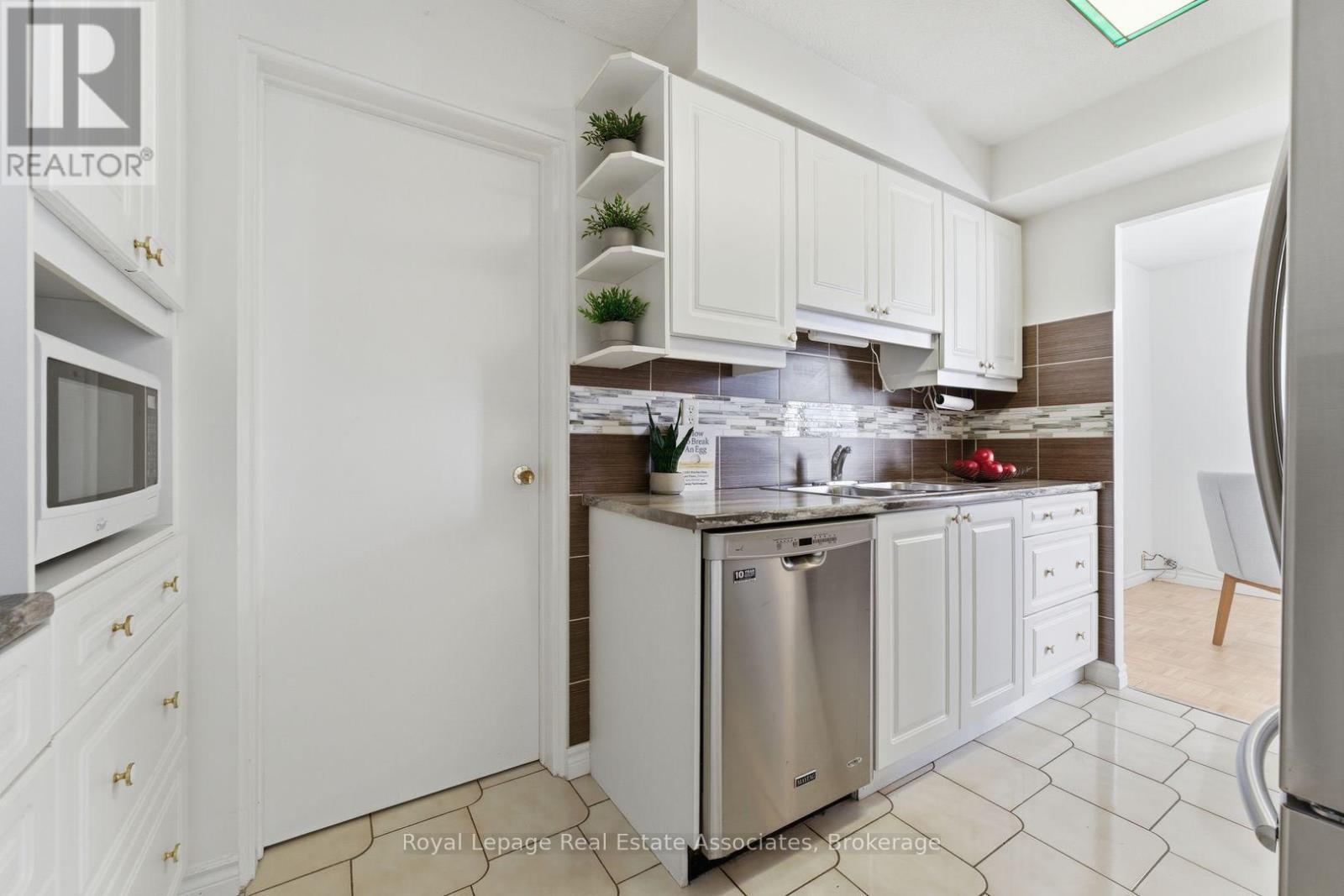 1010 - 3170 Kirwin Avenue, Mississauga, Ontario  L5A 3R1 - Photo 16 - W12943160