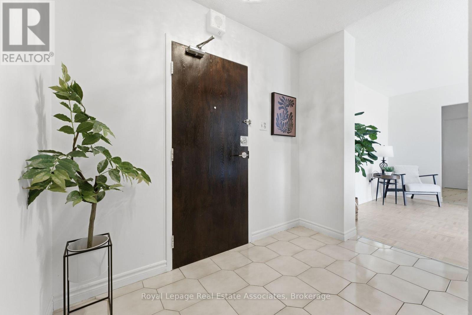 1010 - 3170 Kirwin Avenue, Mississauga, Ontario  L5A 3R1 - Photo 2 - W12943160