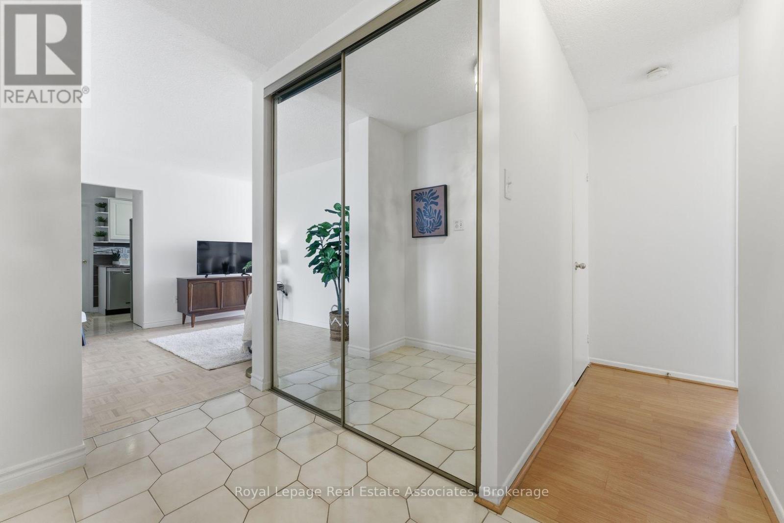 1010 - 3170 Kirwin Avenue, Mississauga, Ontario  L5A 3R1 - Photo 3 - W12943160