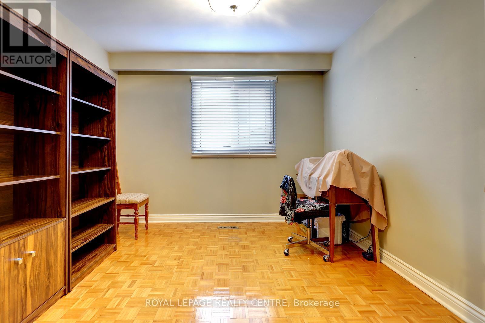 2405 Rosemary Drive, Mississauga, Ontario  L5C 1X1 - Photo 24 - W12943168