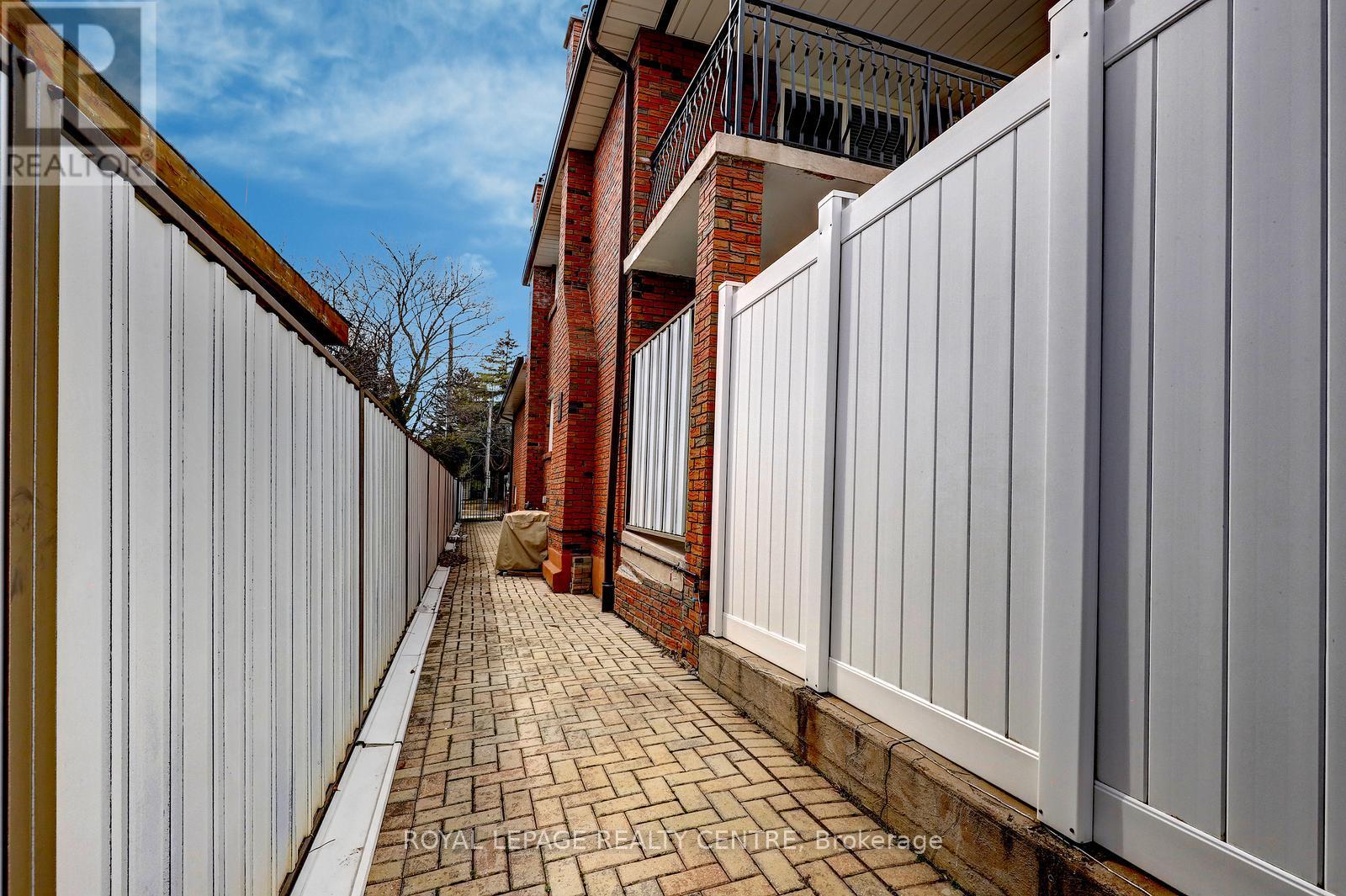 2405 Rosemary Drive, Mississauga, Ontario  L5C 1X1 - Photo 49 - W12943168