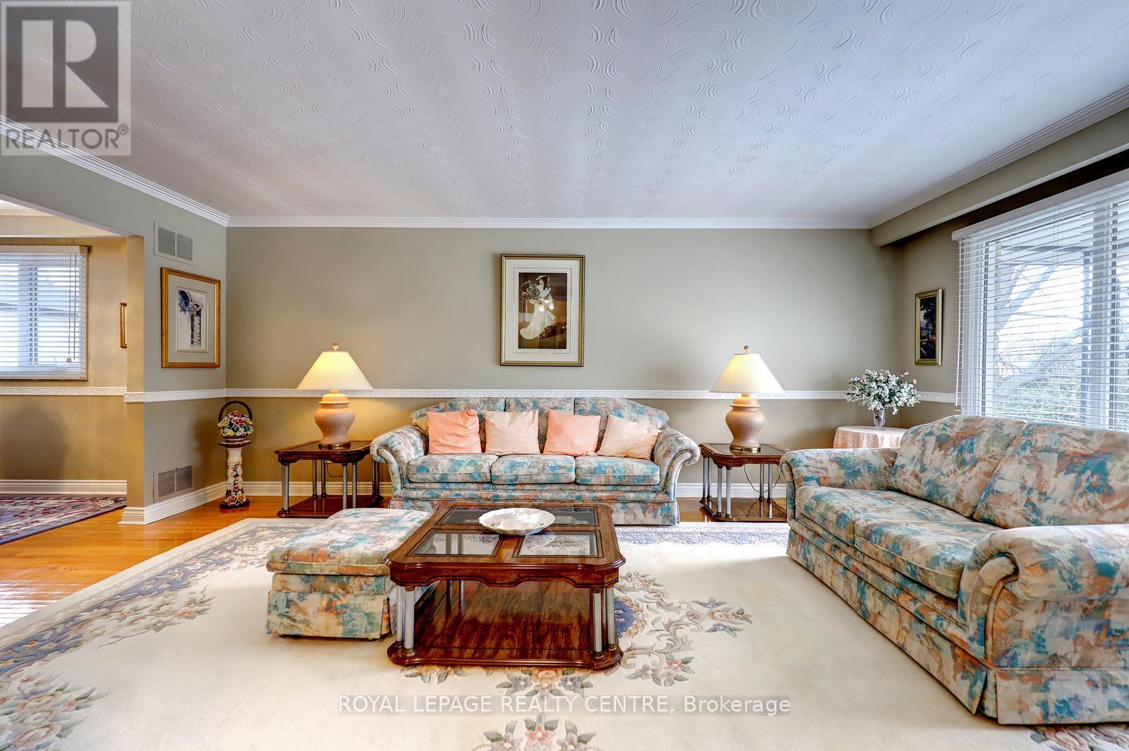 2405 Rosemary Drive, Mississauga, Ontario  L5C 1X1 - Photo 7 - W12943168