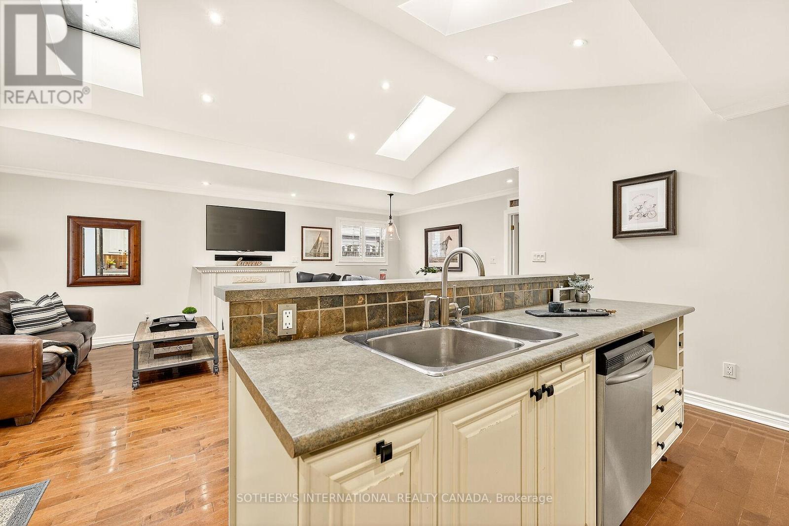 1943 Deanhome Road, Mississauga, Ontario  L5J 2K5 - Photo 13 - W12943266