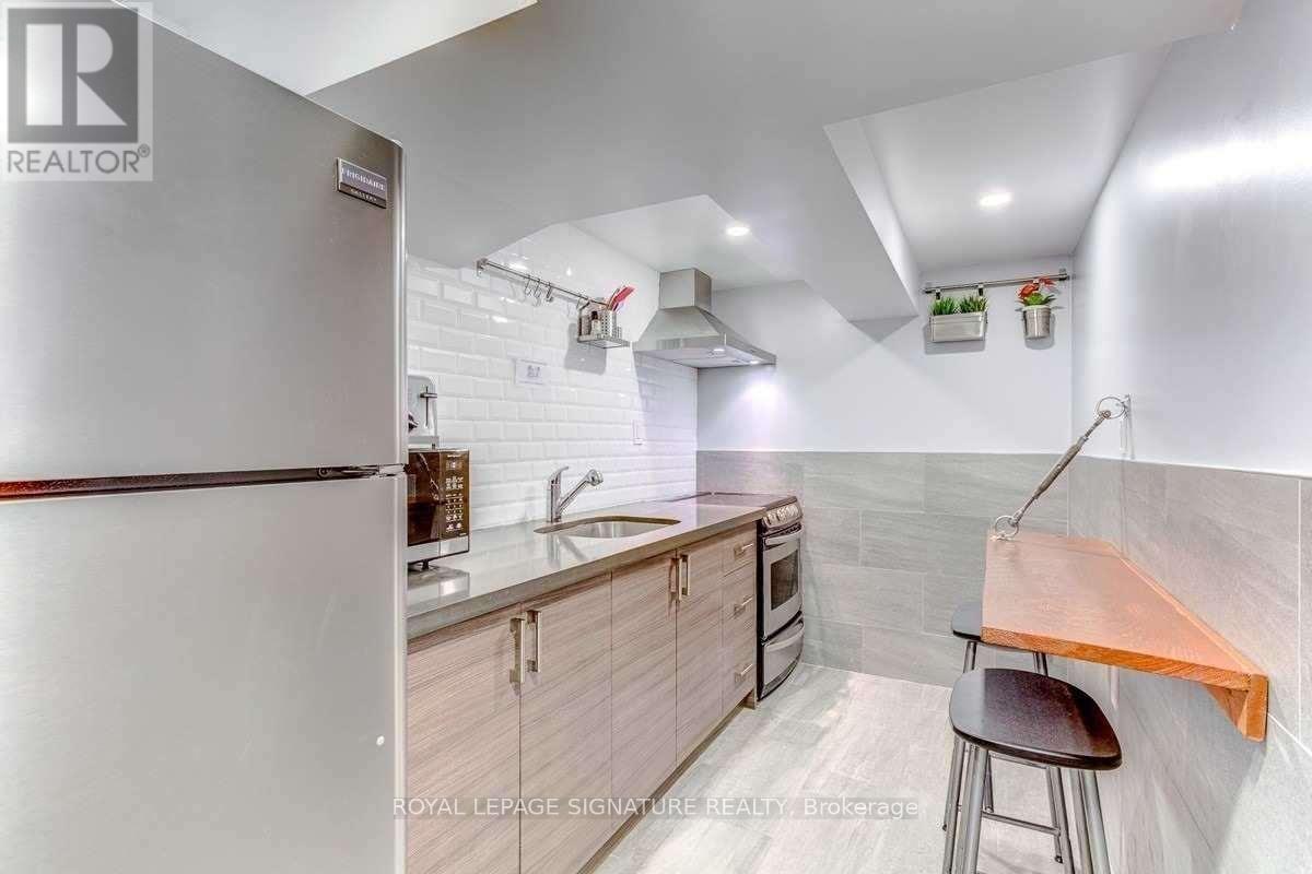 LOWER - 394 KANE AVENUE, Toronto, Ontario