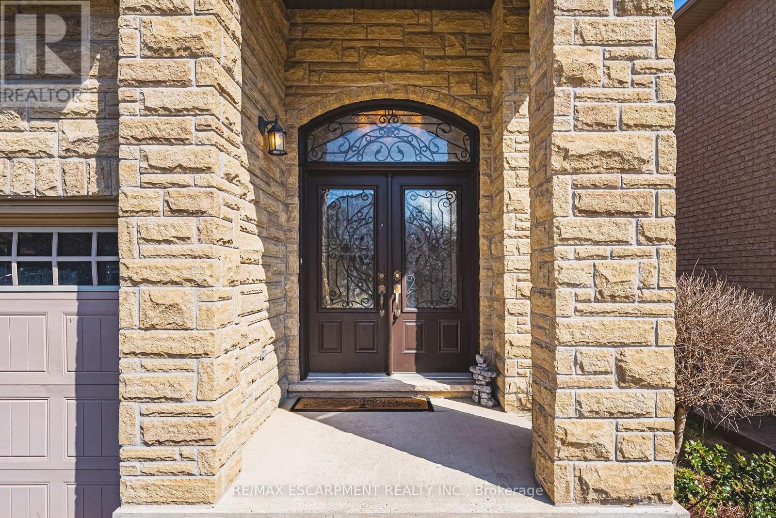 405 Valridge Drive, Hamilton, Ontario  L9G 0B2 - Photo 2 - X12943290