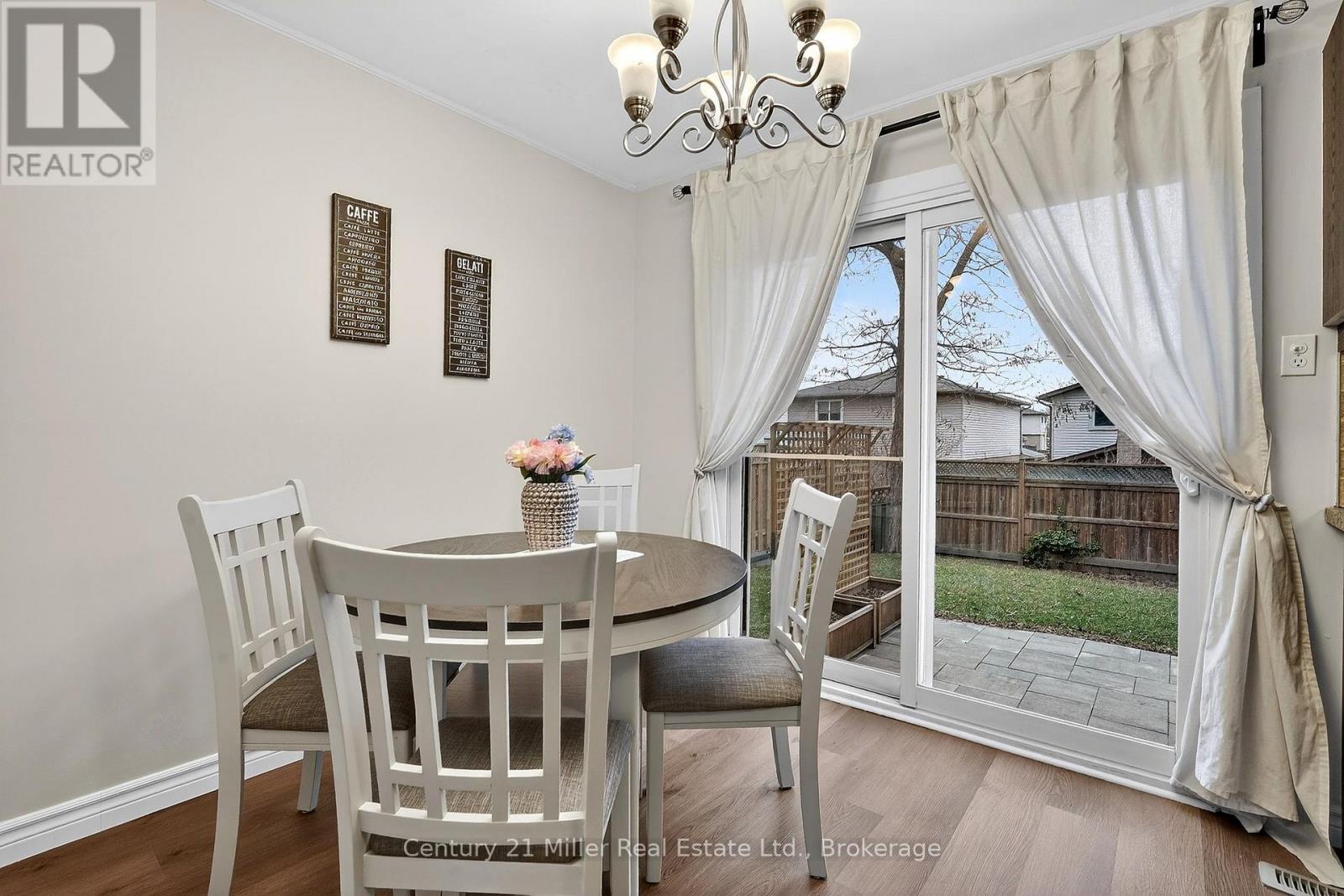 2451 Malcolm Crescent, Burlington, Ontario  L7P 3Y7 - Photo 11 - W12943602