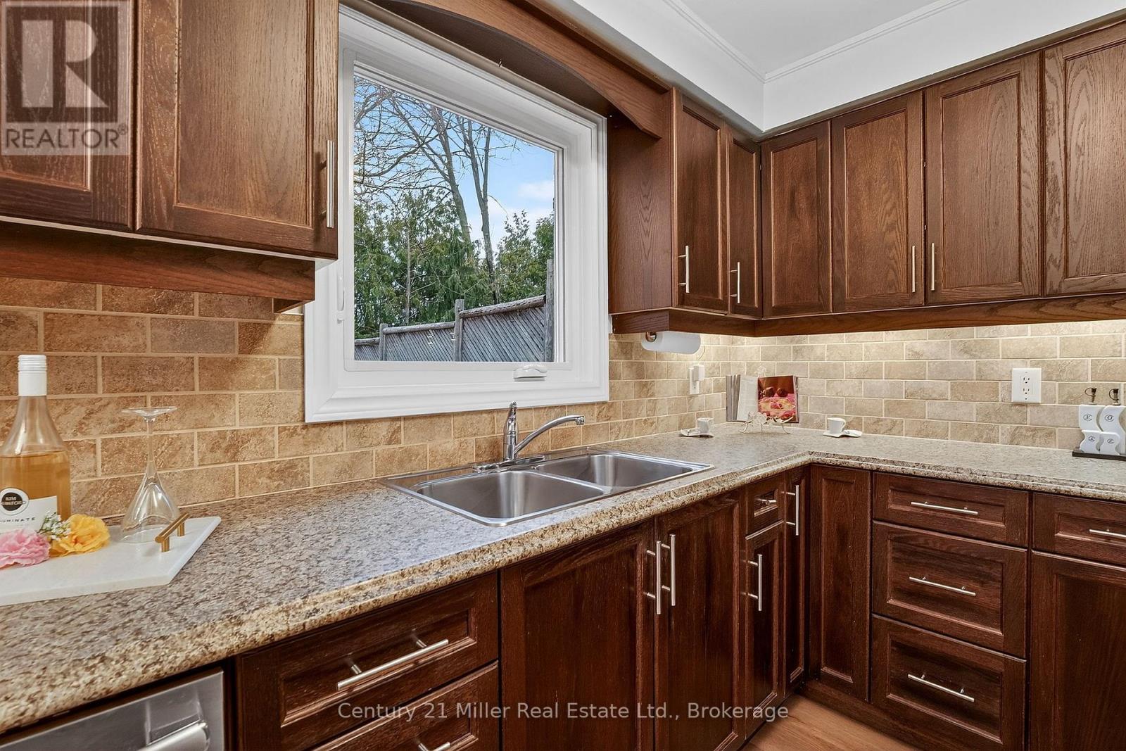 2451 Malcolm Crescent, Burlington, Ontario  L7P 3Y7 - Photo 13 - W12943602