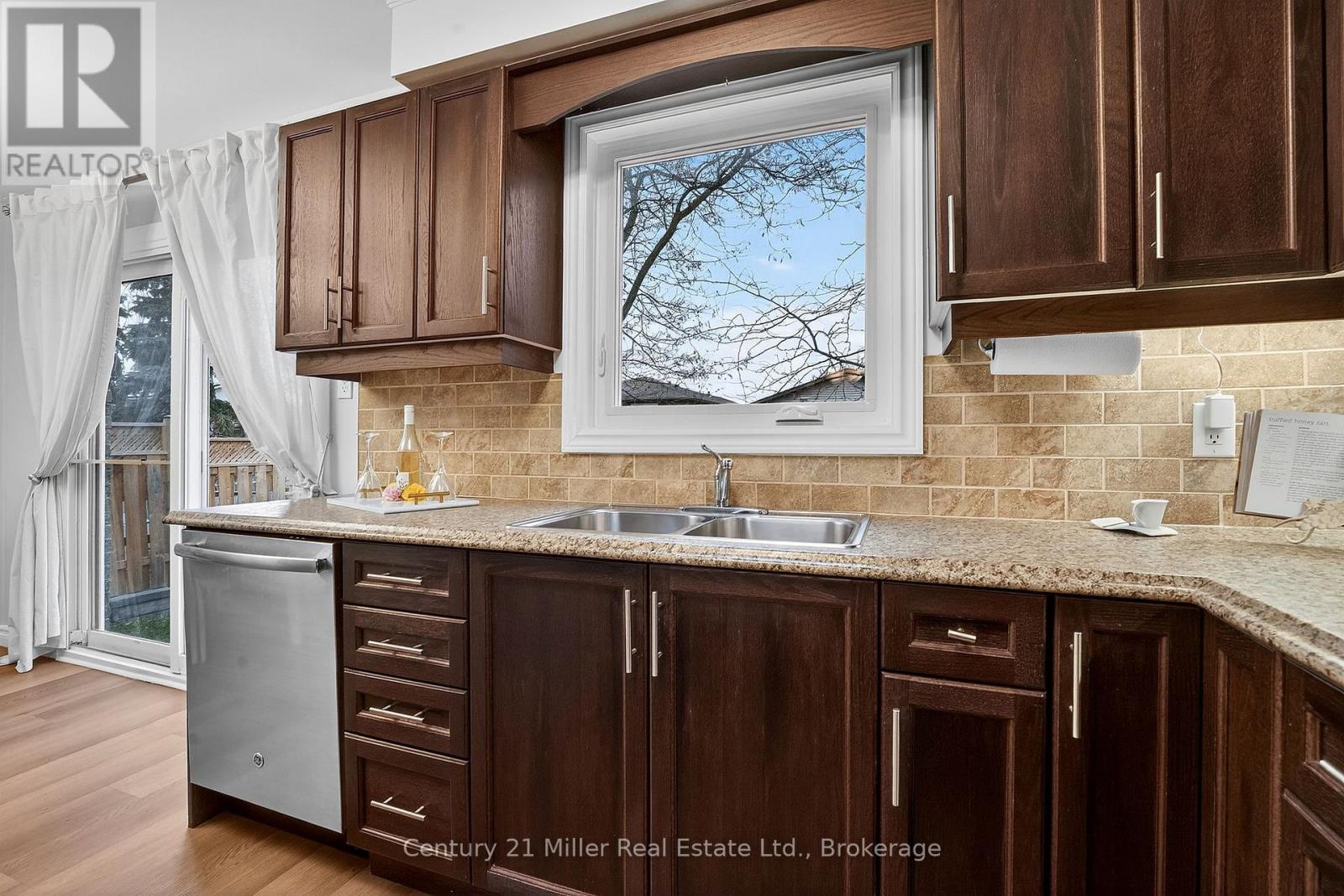 2451 Malcolm Crescent, Burlington, Ontario  L7P 3Y7 - Photo 14 - W12943602