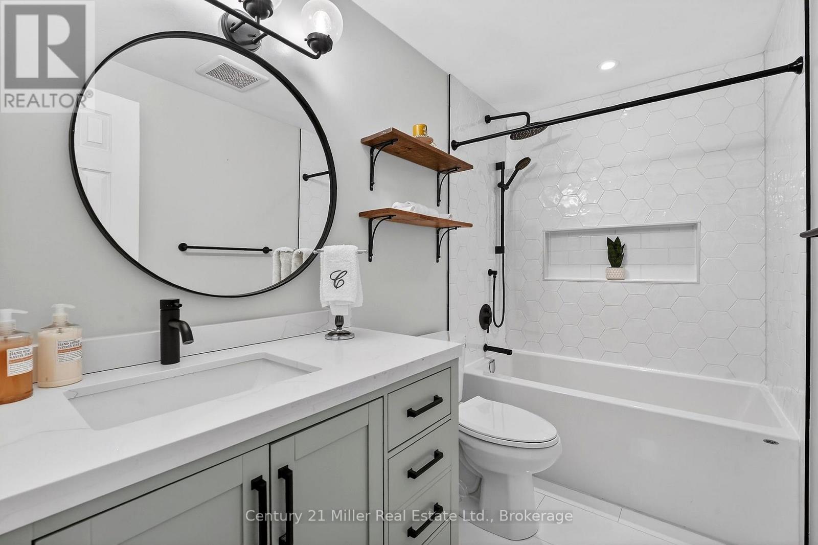 2451 Malcolm Crescent, Burlington, Ontario  L7P 3Y7 - Photo 17 - W12943602