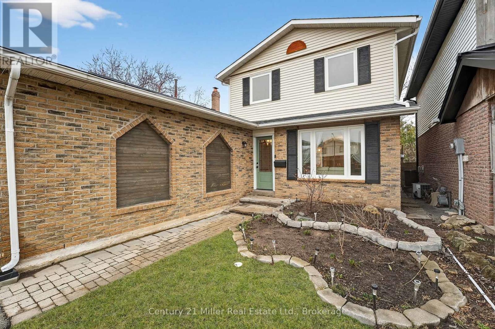 2451 Malcolm Crescent, Burlington, Ontario  L7P 3Y7 - Photo 2 - W12943602