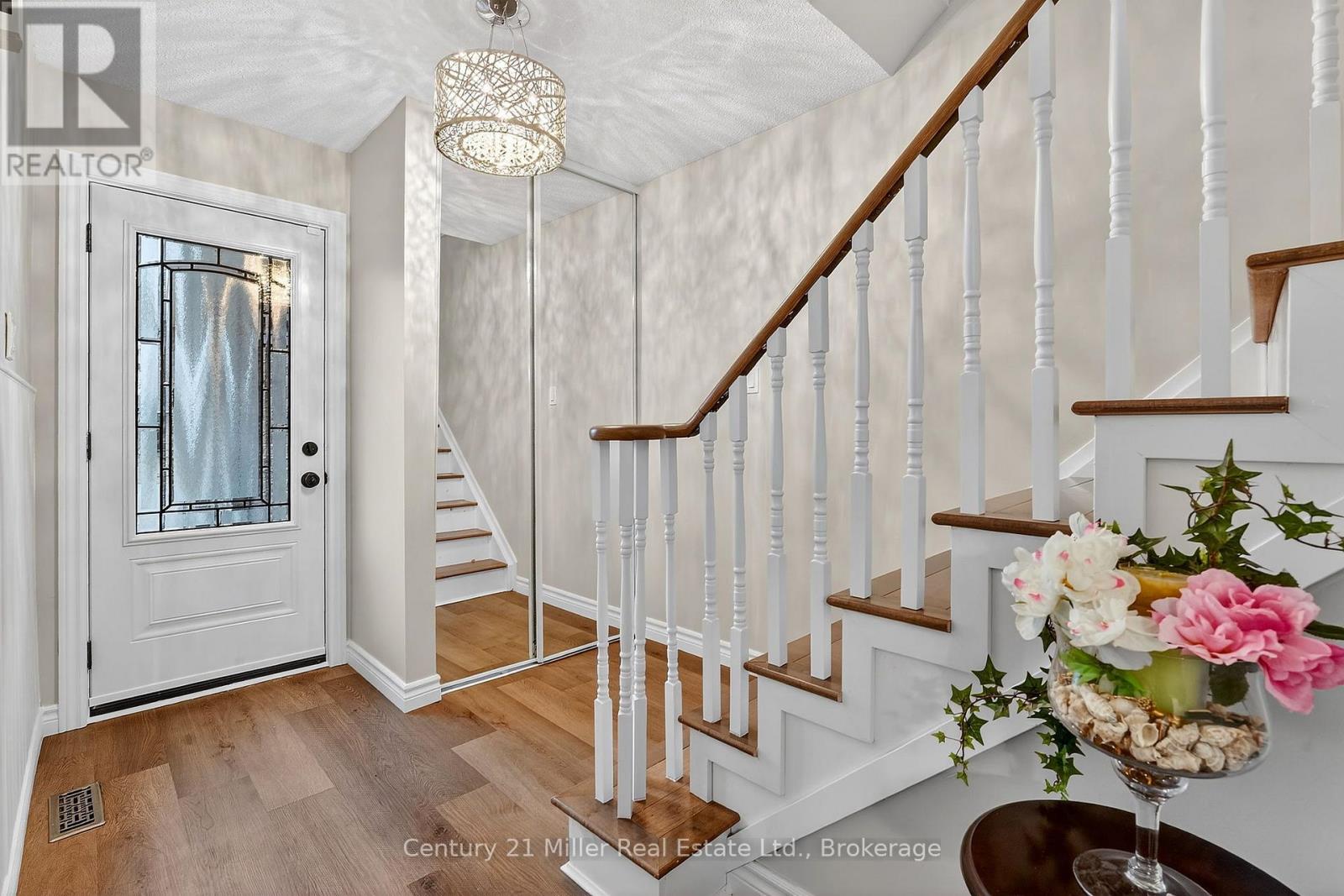 2451 Malcolm Crescent, Burlington, Ontario  L7P 3Y7 - Photo 3 - W12943602