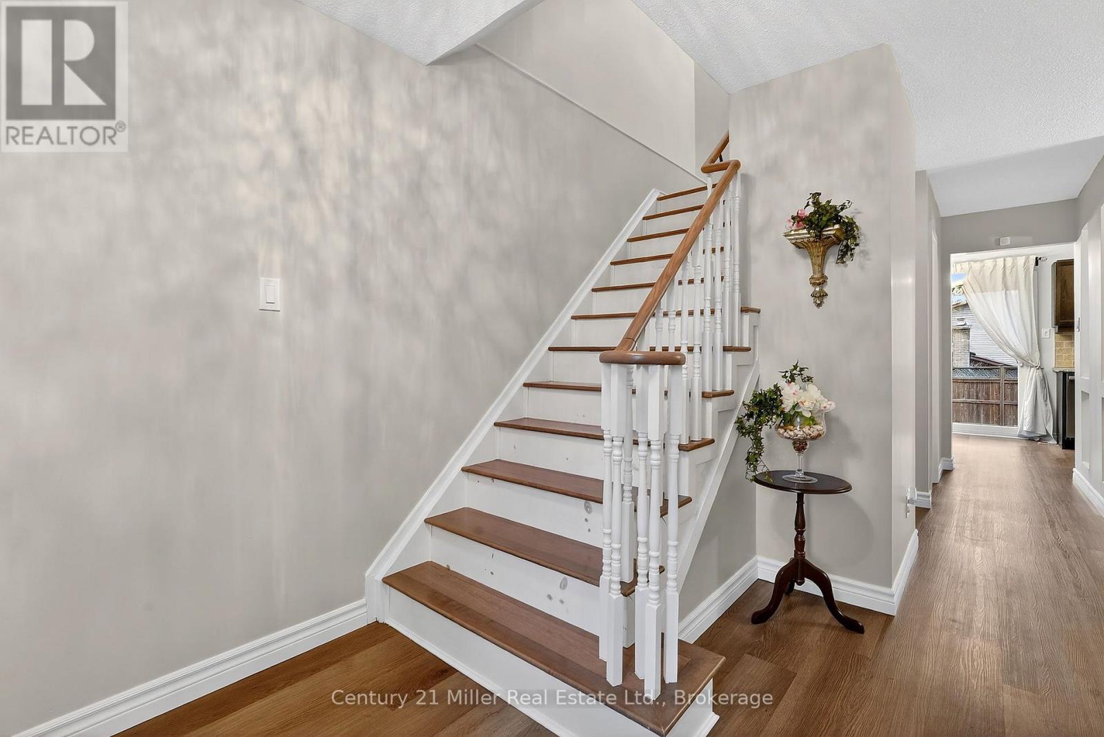 2451 Malcolm Crescent, Burlington, Ontario  L7P 3Y7 - Photo 4 - W12943602