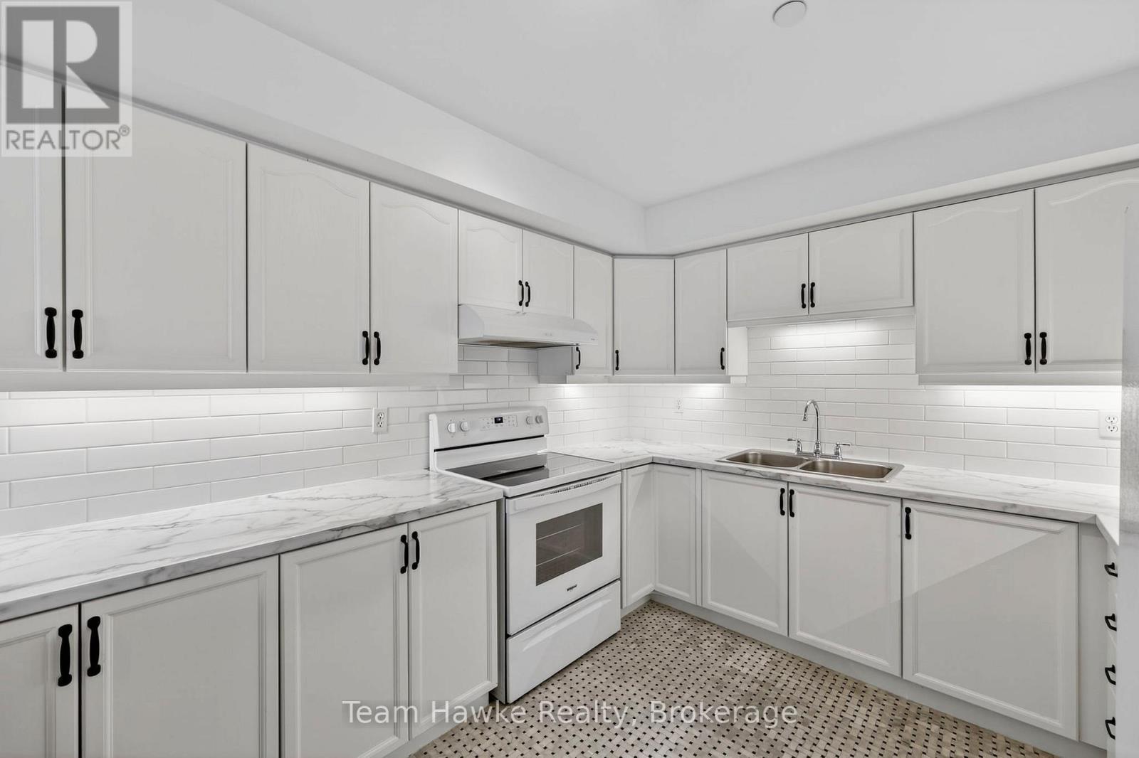 Ph4 - 4 Beck Boulevard, Penetanguishene, Ontario  L9M 2H3 - Photo 19 - S12943812