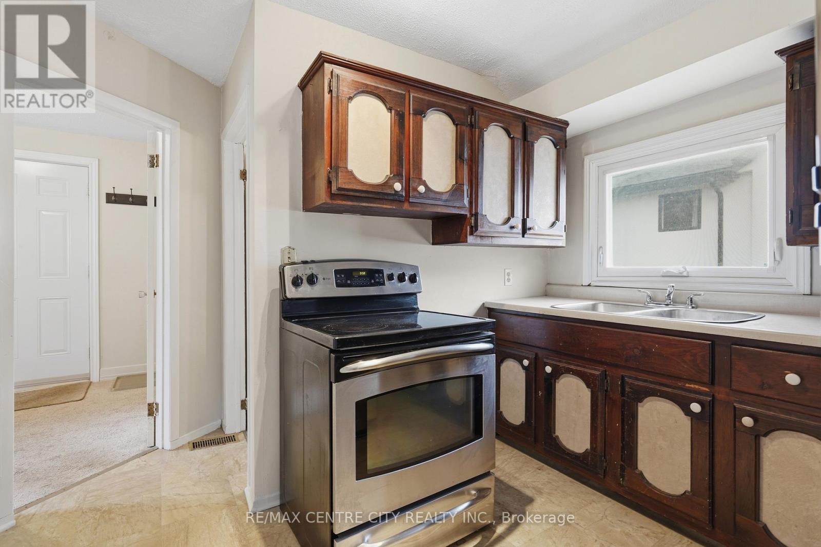 205 Emerson Avenue, London South, Ontario  N5Z 3L5 - Photo 11 - X12943492