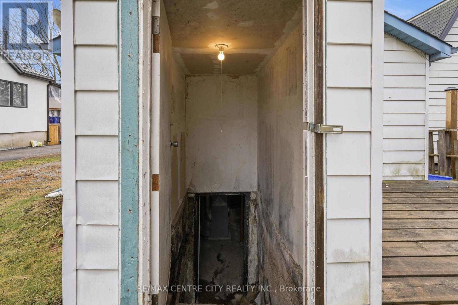 205 Emerson Avenue, London South, Ontario  N5Z 3L5 - Photo 24 - X12943492