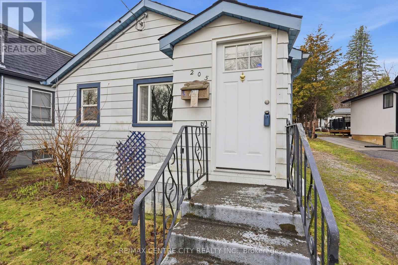 205 Emerson Avenue, London South, Ontario  N5Z 3L5 - Photo 3 - X12943492