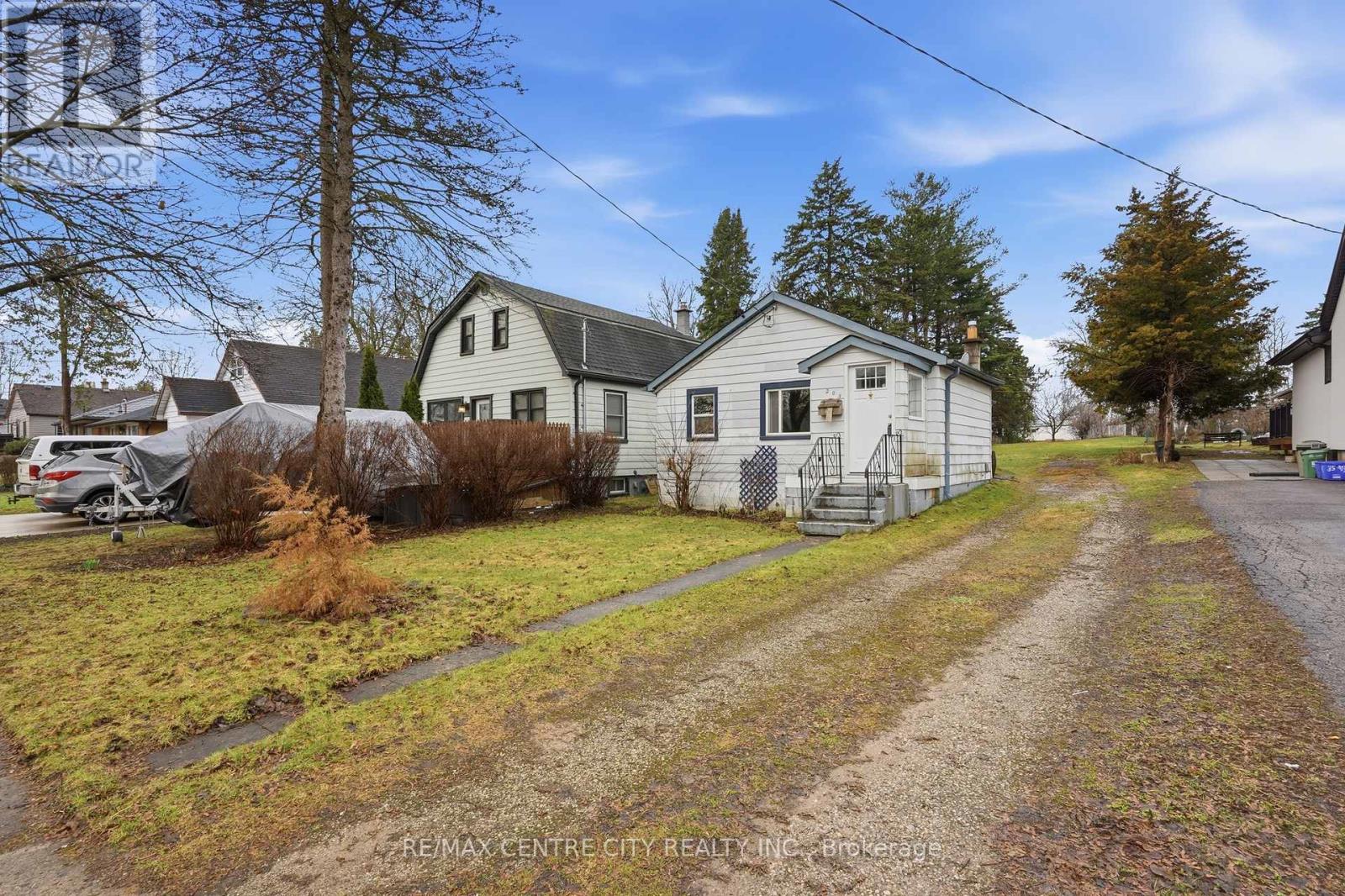 205 Emerson Avenue, London South, Ontario  N5Z 3L5 - Photo 4 - X12943492