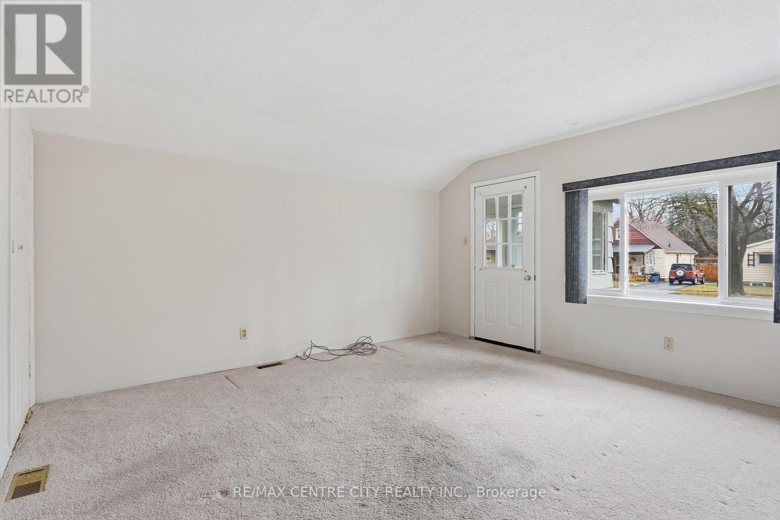 205 Emerson Avenue, London South, Ontario  N5Z 3L5 - Photo 7 - X12943492