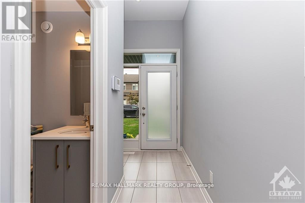502 Featherfoil Way, Ottawa, Ontario  K1W 0J6 - Photo 4 - X12943382