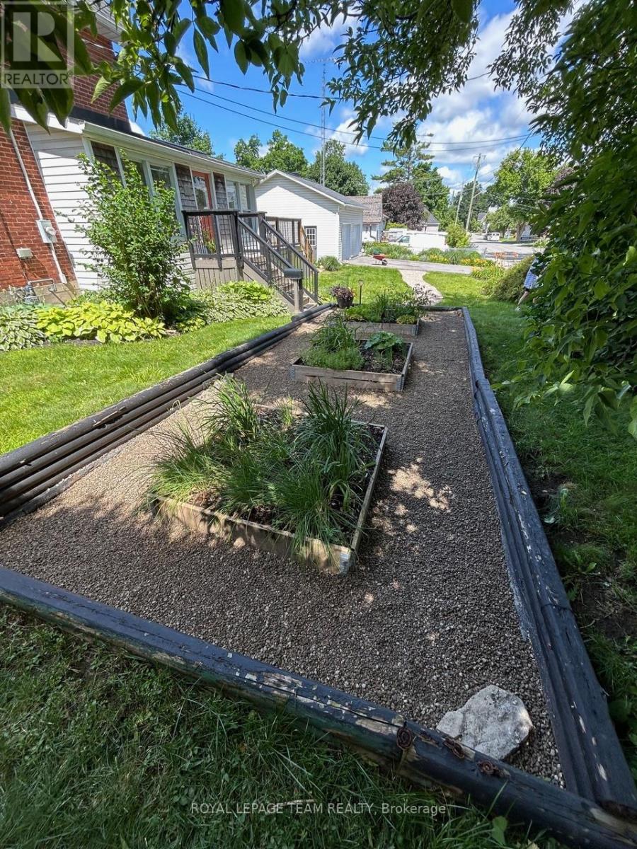238 Park Avenue, Carleton Place, Ontario  K7C 2G6 - Photo 6 - X12943398