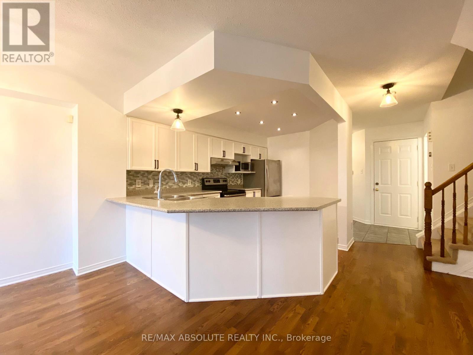 63 Silverlace Private, Ottawa, Ontario  K1T 3Z8 - Photo 3 - X12943400