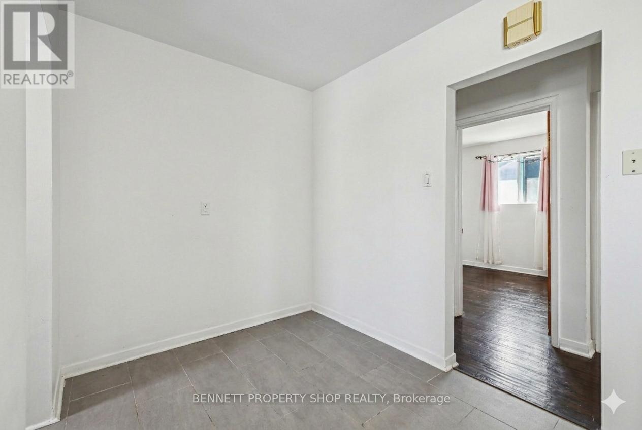 1112 Cobden Road, Ottawa, Ontario  K2C 2Z2 - Photo 5 - X12943642