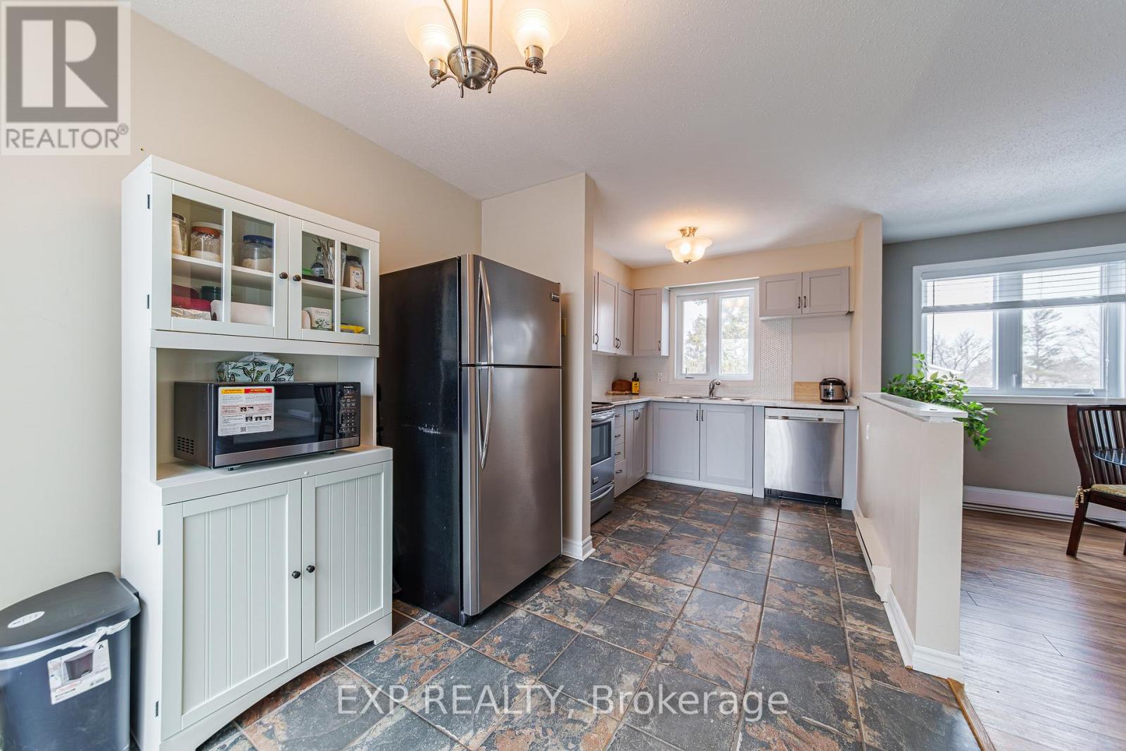 10 Castlegreen Private, Ottawa, Ontario  K1T 3N2 - Photo 6 - X12943724