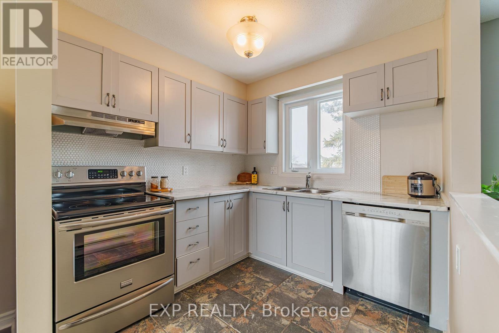 10 Castlegreen Private, Ottawa, Ontario  K1T 3N2 - Photo 7 - X12943724