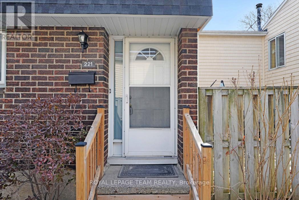 221 Petrie Lane, Ottawa, Ontario  K2K 1Z5 - Photo 3 - X12943808