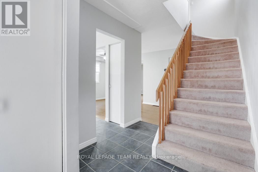 221 Petrie Lane, Ottawa, Ontario  K2K 1Z5 - Photo 5 - X12943808