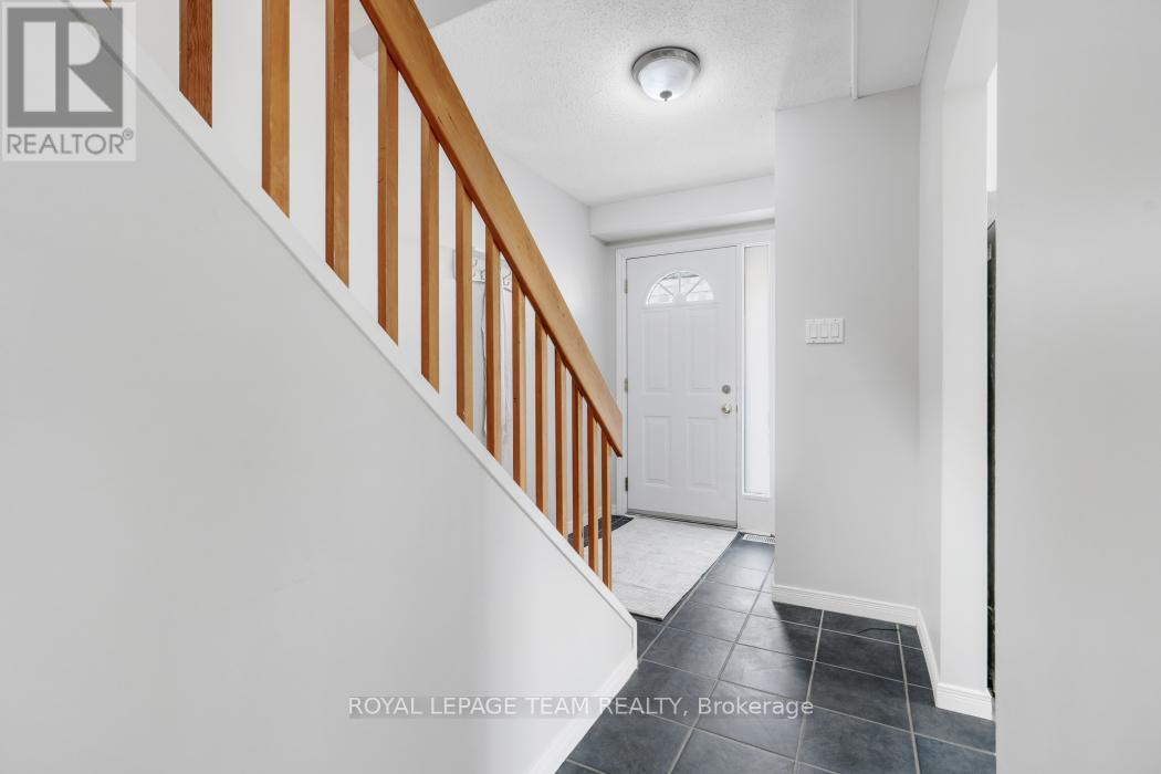 221 Petrie Lane, Ottawa, Ontario  K2K 1Z5 - Photo 6 - X12943808