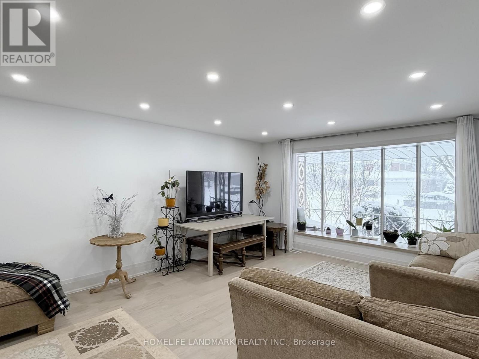 50 Bruce Farm Drive, Toronto, Ontario  M2H 1G5 - Photo 3 - C12943608