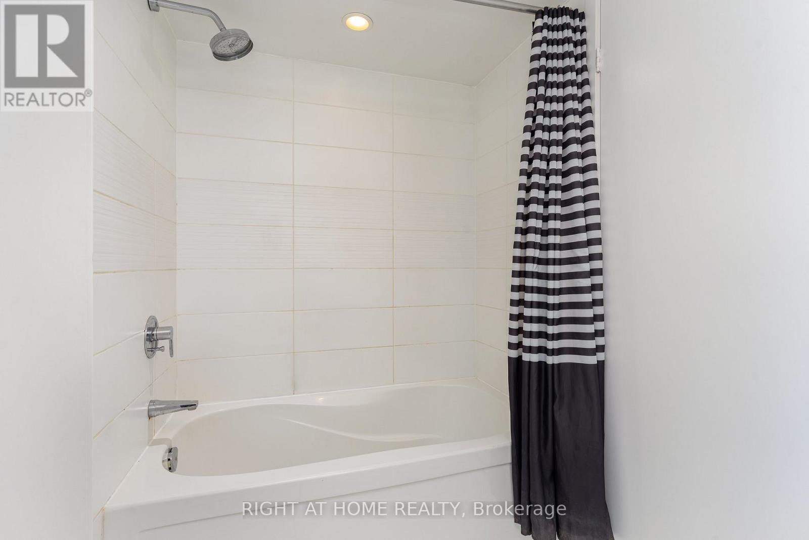 2711 - 21 Iceboat Terrace, Toronto, Ontario  M5V 4A9 - Photo 13 - C12943776