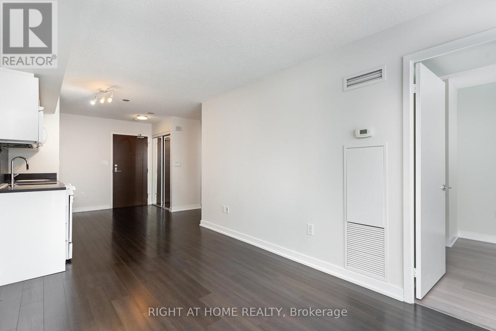 2711 - 21 Iceboat Terrace, Toronto, Ontario  M5V 4A9 - Photo 7 - C12943776