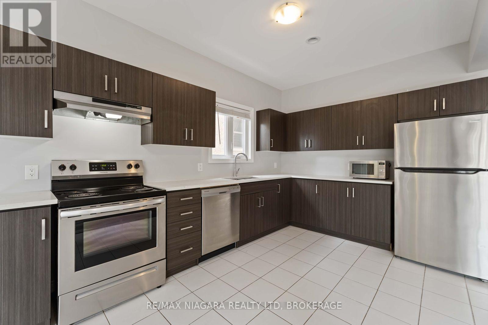 81 Grove Street, Welland, Ontario  L3B 4B3 - Photo 12 - X12943396