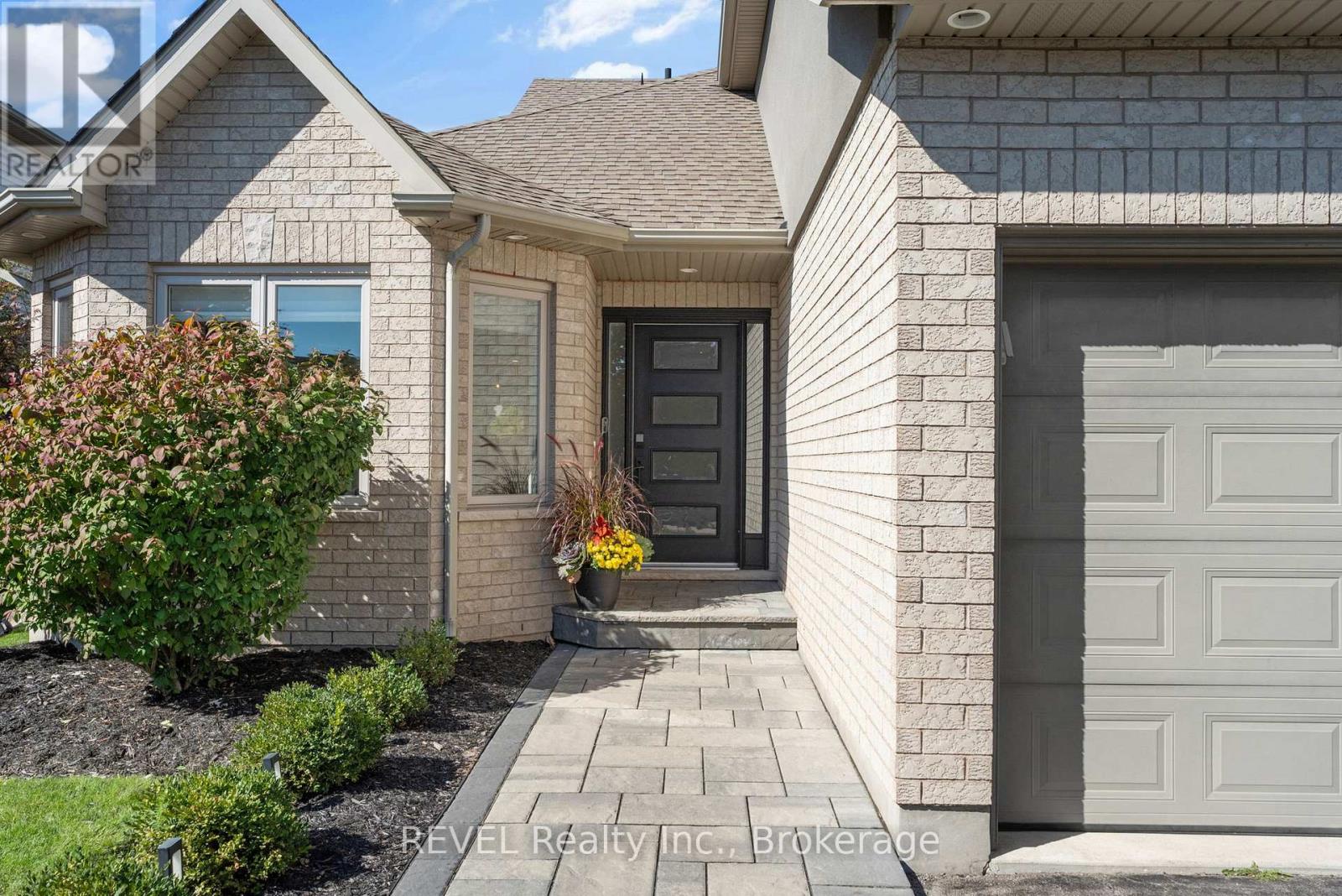 35 Agincourt Crescent, St. Catharines, Ontario  L2S 4B4 - Photo 4 - X12943520