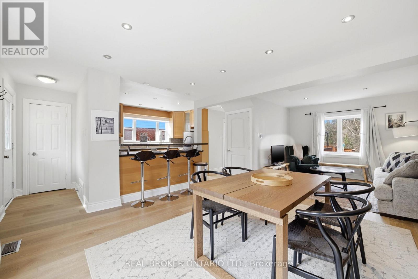 Upper - 24 Glenburn Avenue, Toronto, Ontario  M4B 2X2 - Photo 10 - E12943736