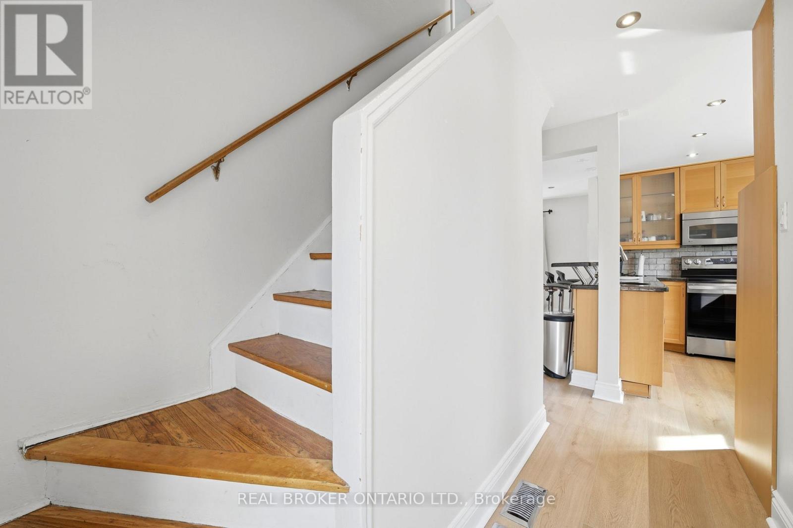 Upper - 24 Glenburn Avenue, Toronto, Ontario  M4B 2X2 - Photo 12 - E12943736