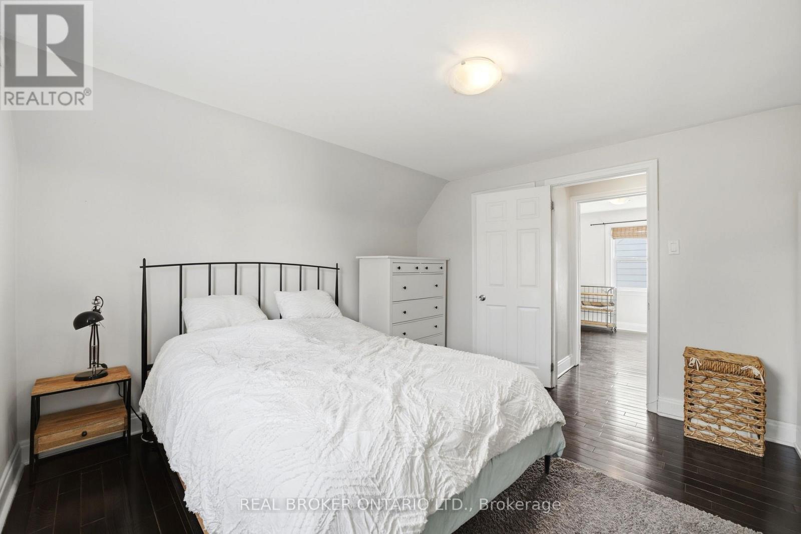 Upper - 24 Glenburn Avenue, Toronto, Ontario  M4B 2X2 - Photo 14 - E12943736