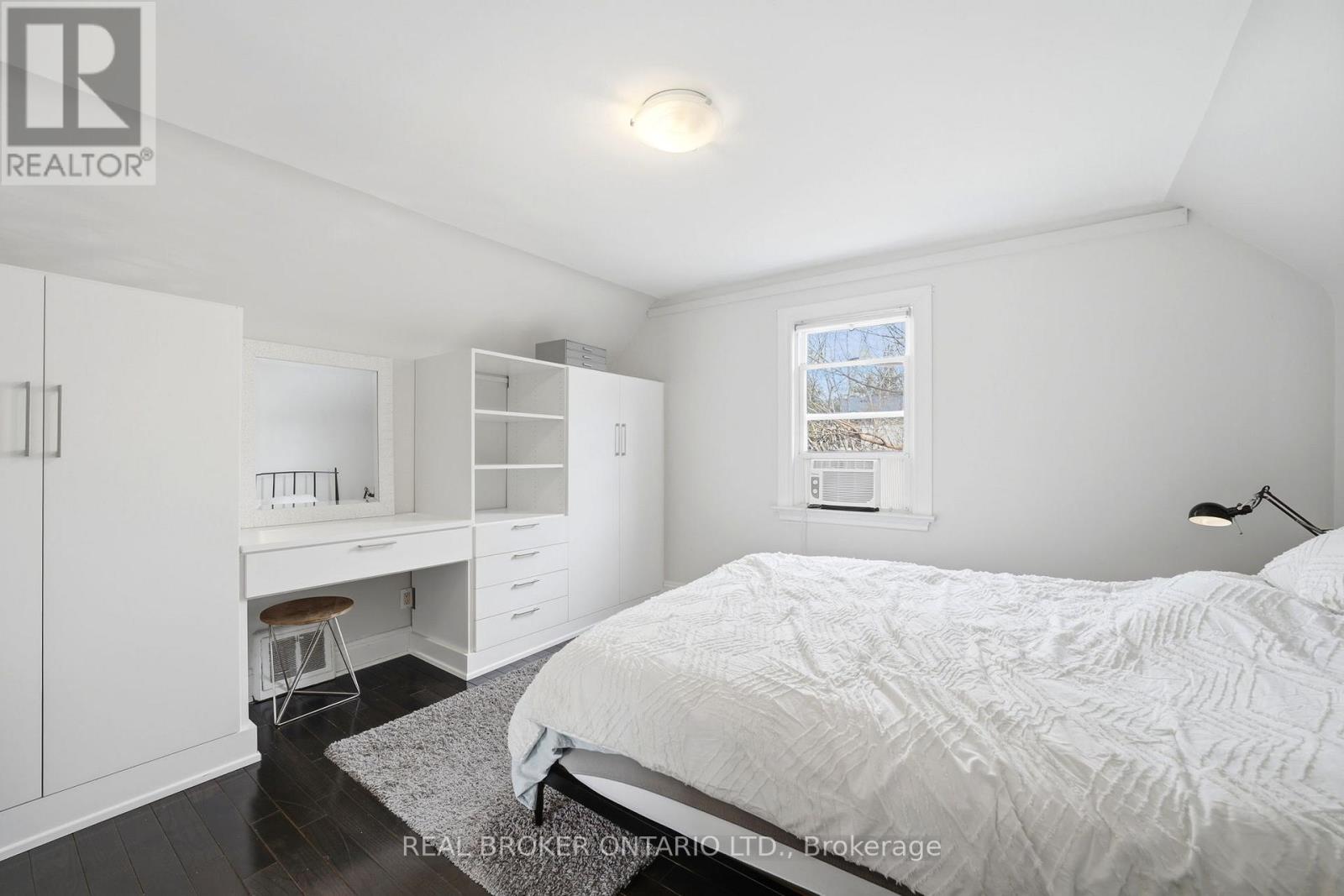 Upper - 24 Glenburn Avenue, Toronto, Ontario  M4B 2X2 - Photo 15 - E12943736