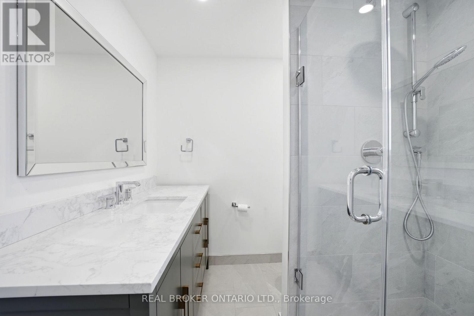 Upper - 24 Glenburn Avenue, Toronto, Ontario  M4B 2X2 - Photo 16 - E12943736