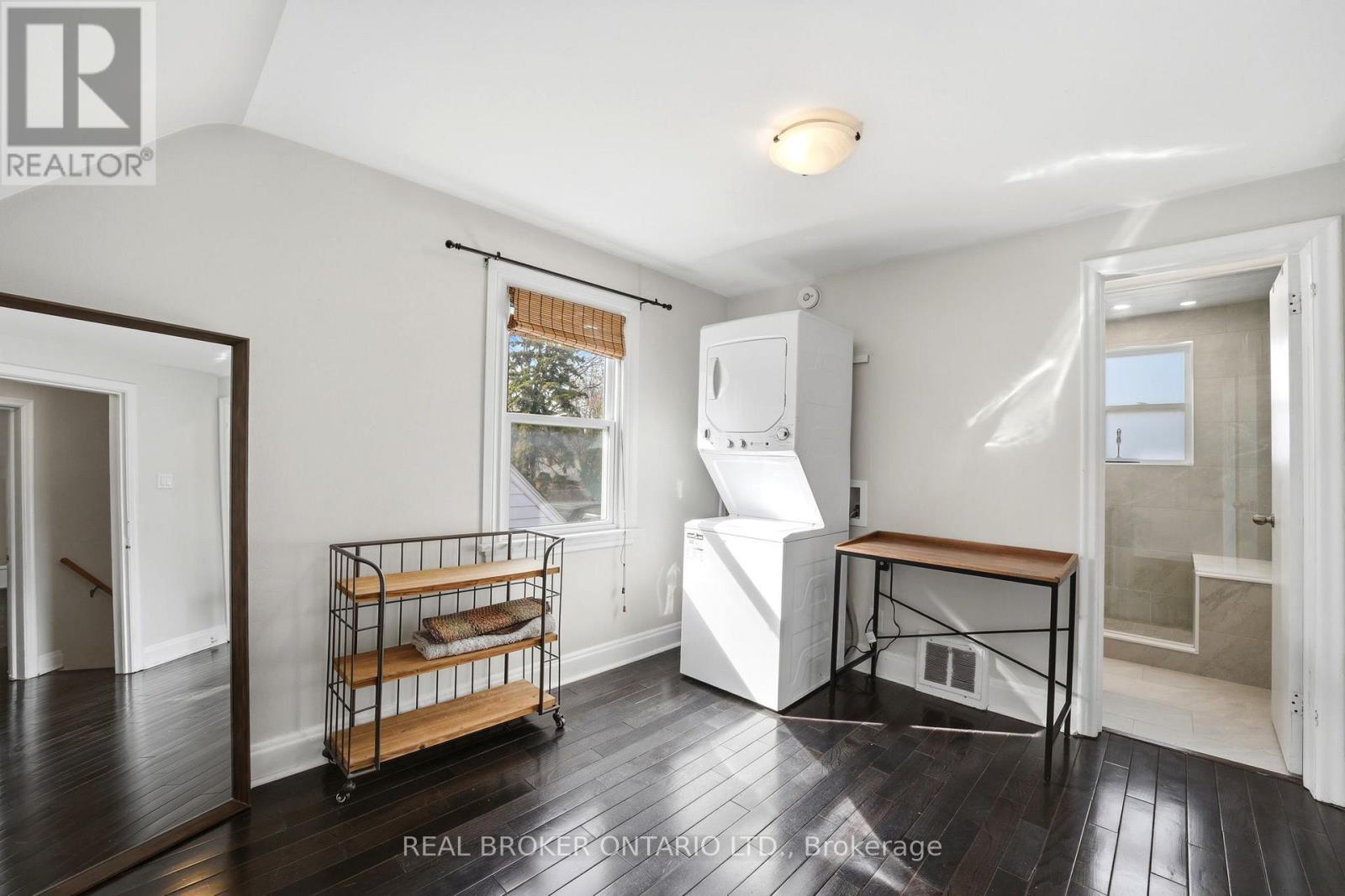 Upper - 24 Glenburn Avenue, Toronto, Ontario  M4B 2X2 - Photo 17 - E12943736