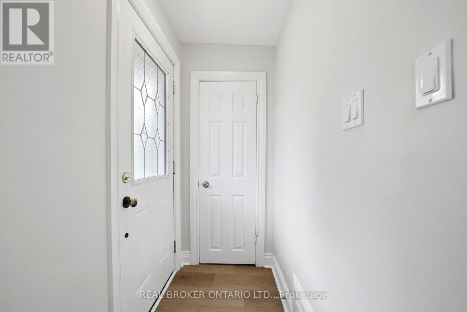 Upper - 24 Glenburn Avenue, Toronto, Ontario  M4B 2X2 - Photo 2 - E12943736